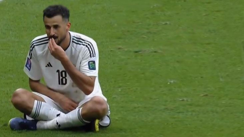 Attığı gol sonrası rakibi ile dalga geçmek için sahada çim yiyen Iraklı forvet ağır bedel ödedi